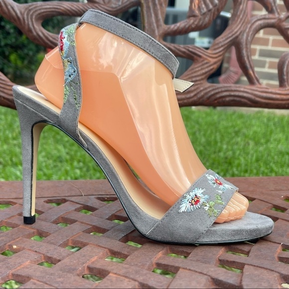 💋Bebe Gray Embroidered Floral Ankle Strap Faux Suede Open Toe Heels - Picture 7 of 15